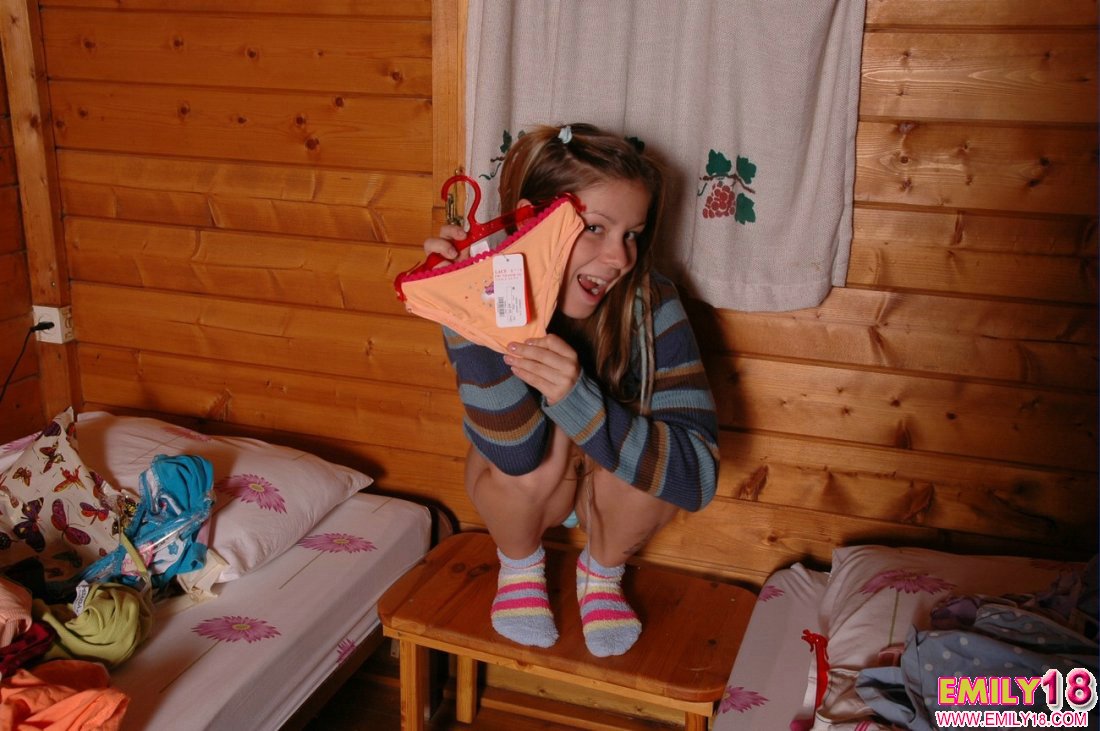 Naked Emily 18, Free Nude Picure of Emily 18